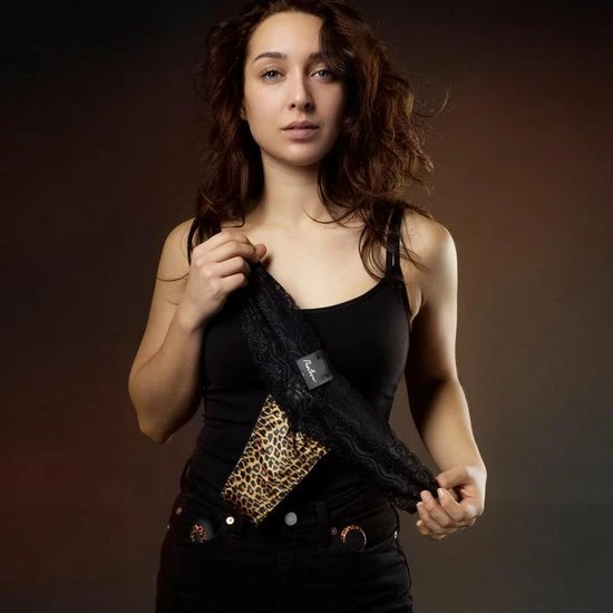 Panthra Tania Vibrerende String (One Size) Draagbare Vibrators Voor Vrouwen Mini Vibrator Inclusief Trendy Heup/Schouder Tasje Luipaard Print 9 Panthra Tania Vibrerende String (One Size) Draagbare Vibrators Voor Vrouwen Mini Vibrator Inclusief Trendy Heup/Schouder Tasje Luipaard Print - Afbeelding 9