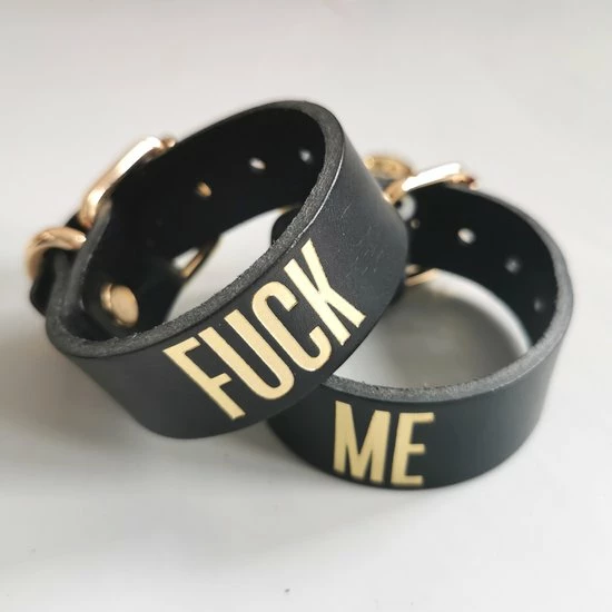 Provocater PROVOCATEUR - Leren Tekst Cuffs "FUCK ME" - Leren Handboeien Met Tekst - Leren Armbanden Set Met Test - Sexy Cadeau Idee - Kinky Cadeau - Leren Boeien Met Text - Echt Leer Zwart Met Goud 2 Provocater PROVOCATEUR - Leren Tekst Cuffs "FUCK ME" - Leren Handboeien Met Tekst - Leren Armbanden Set Met Test - Sexy Cadeau Idee - Kinky Cadeau - Leren Boeien Met Text - Echt Leer Zwart Met Goud - Afbeelding 2