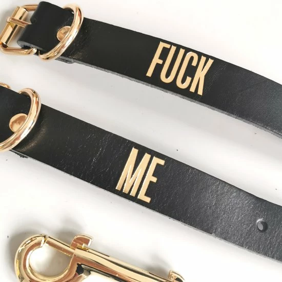 Provocater PROVOCATEUR - Leren Tekst Cuffs "FUCK ME" - Leren Handboeien Met Tekst - Leren Armbanden Set Met Test - Sexy Cadeau Idee - Kinky Cadeau - Leren Boeien Met Text - Echt Leer Zwart Met Goud 4 Provocater PROVOCATEUR - Leren Tekst Cuffs "FUCK ME" - Leren Handboeien Met Tekst - Leren Armbanden Set Met Test - Sexy Cadeau Idee - Kinky Cadeau - Leren Boeien Met Text - Echt Leer Zwart Met Goud - Afbeelding 4