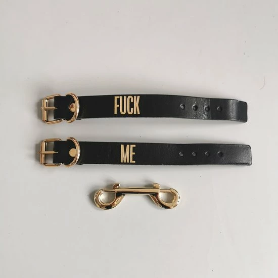 Provocater PROVOCATEUR - Leren Tekst Cuffs "FUCK ME" - Leren Handboeien Met Tekst - Leren Armbanden Set Met Test - Sexy Cadeau Idee - Kinky Cadeau - Leren Boeien Met Text - Echt Leer Zwart Met Goud 6 Provocater PROVOCATEUR - Leren Tekst Cuffs "FUCK ME" - Leren Handboeien Met Tekst - Leren Armbanden Set Met Test - Sexy Cadeau Idee - Kinky Cadeau - Leren Boeien Met Text - Echt Leer Zwart Met Goud - Afbeelding 6